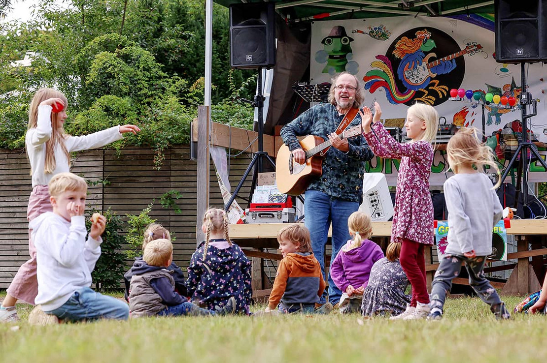 Liedermacher Grünschnabel verstand es, die Kinder zum Mitmachen zu bewegen Liedermacher Grünschnabel verstand es, die Kinder zum Mitmachen zu bewegen