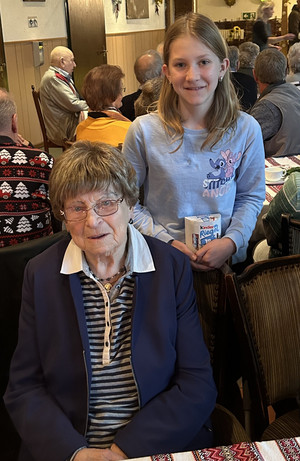 Das Bild von links zeigt das jüngste Mitglied Felina Sch.11 J. und sein älteste Mitglied Frau Opitz 96 J jung